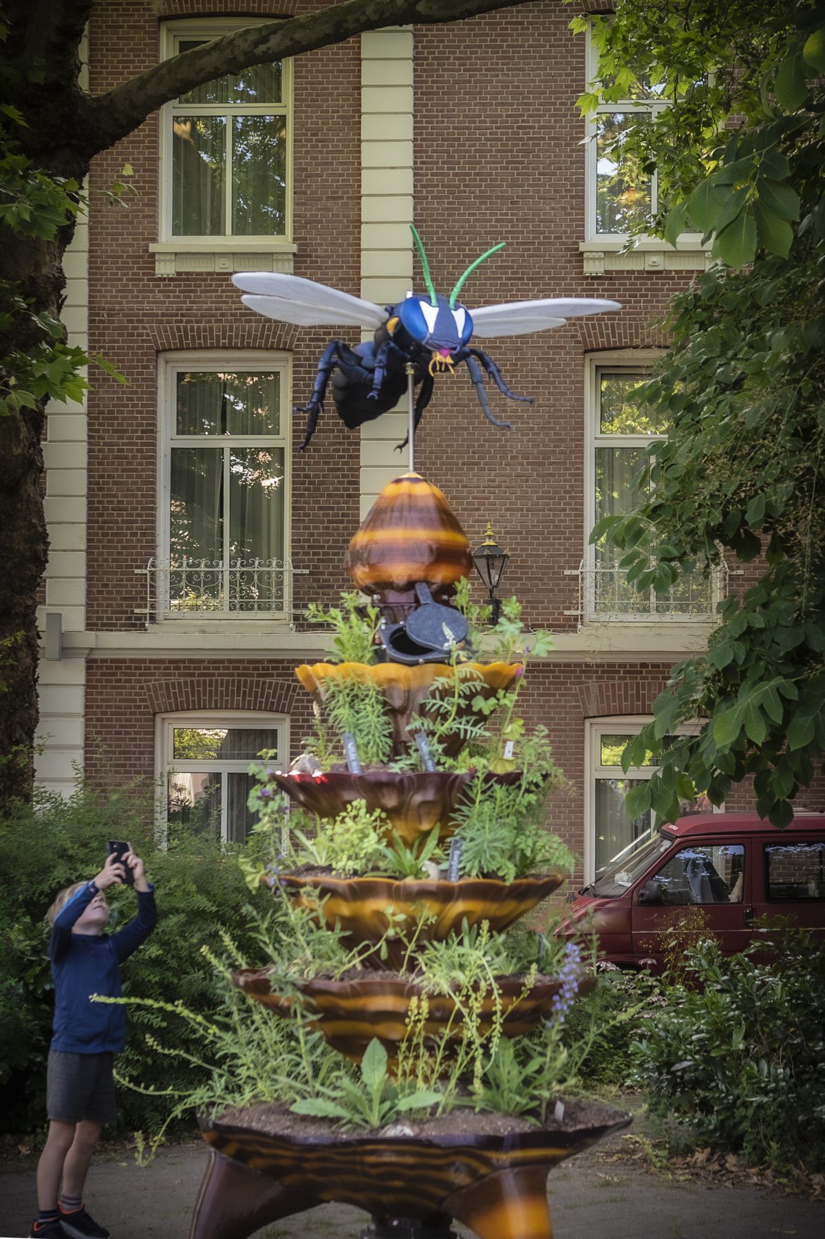 BeeTotem met beplanting in een binnentuin